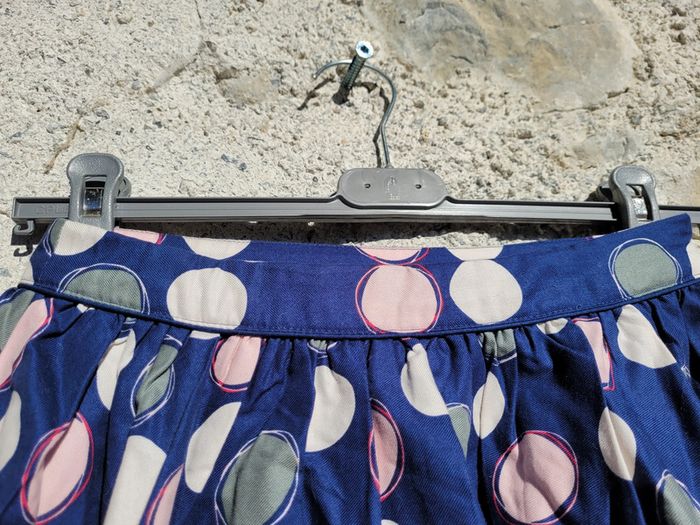 Superbe jupe Okaïdi 10 ans, marine a ronds pastels - photo numéro 4