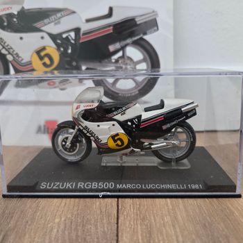 Moto 1:24 avec socle, vitrine et fascicule 
