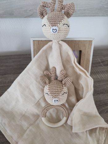 Ensemble doudou lange et sont hochet