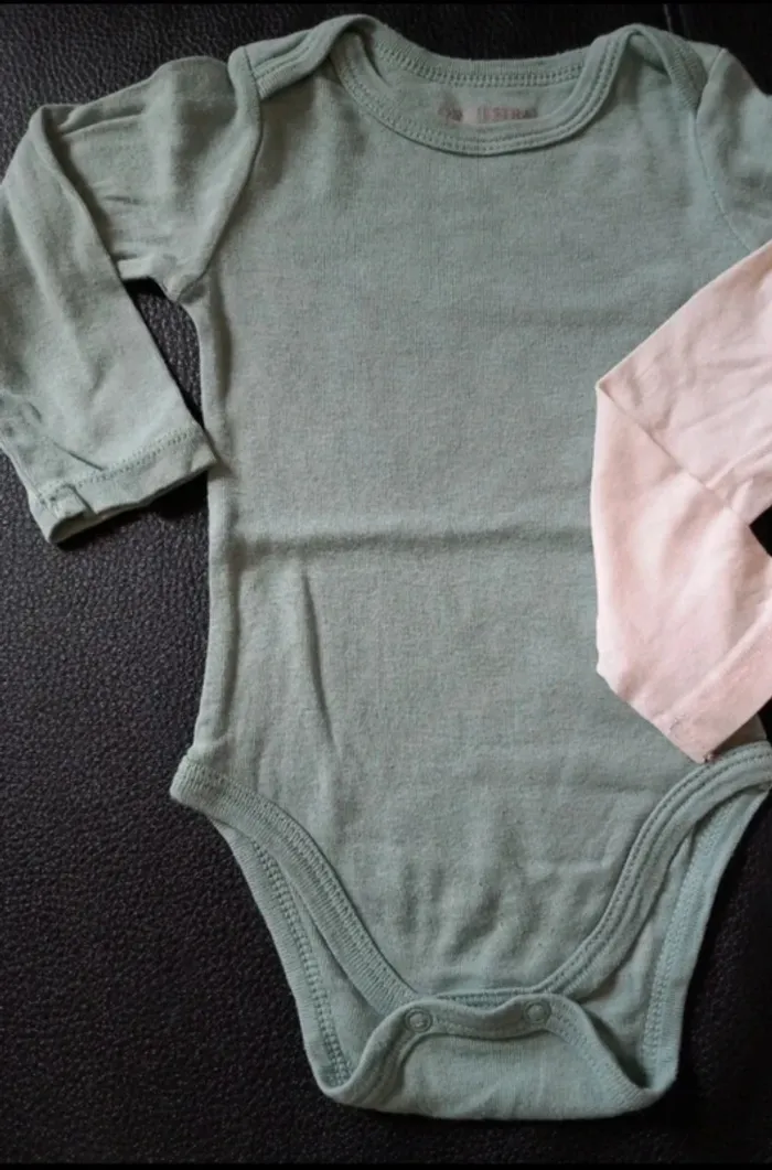 Lot bodies 6 mois - photo numéro 4