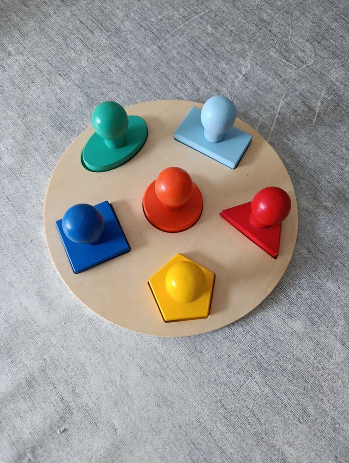 Puzzle en bois avec forme géométrique