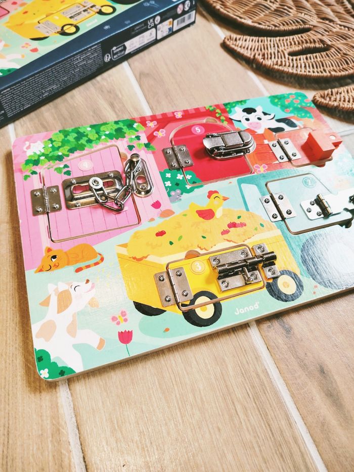 🐮Planche/panneau d'éveil multi activités busy board serrures/verrous en bois marque Janod - photo numéro 3
