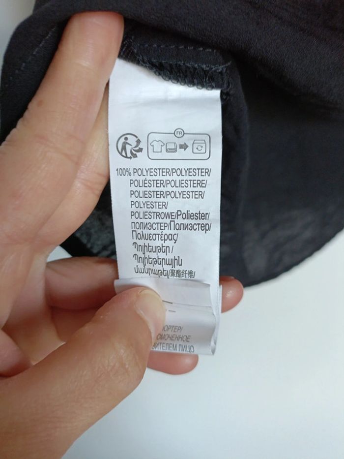 Top noir manche courte effet satiné dentelle Kiabi XS /S – Très bon état - photo numéro 6