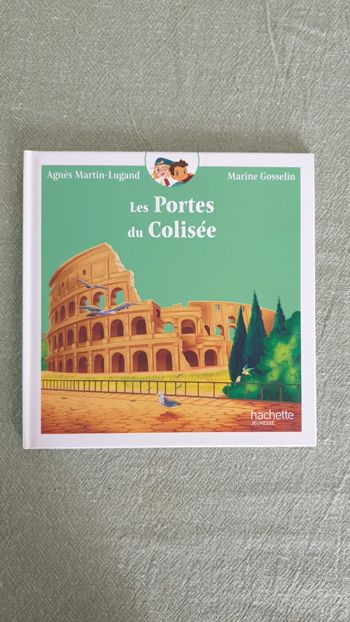 Neuf livre enfant Hachette Jeunesse sur le thème du monde Les portes du Colisée 