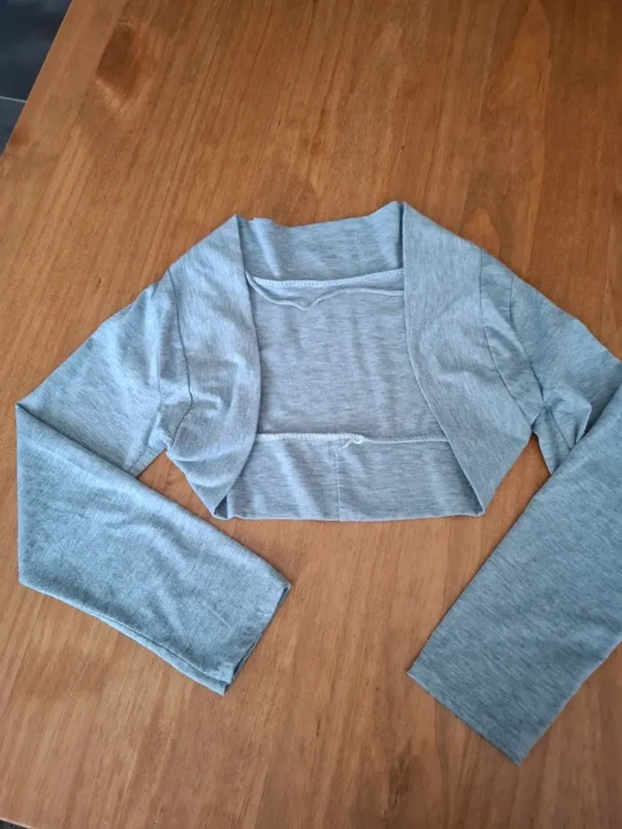 Gilet court boléro couvres épaules 8/10 ans gris clair