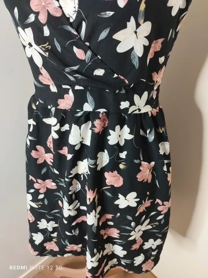 Jolie robe fleurie taille M - photo numéro 3