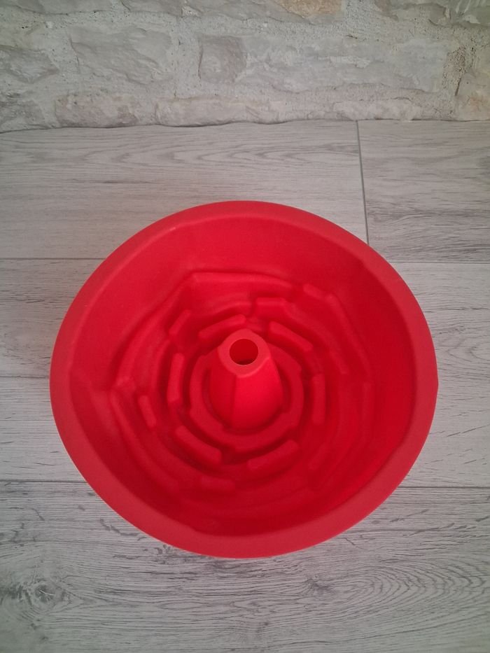 Moule en silicone rouge "Fleur" en tres bon etat - photo numéro 3