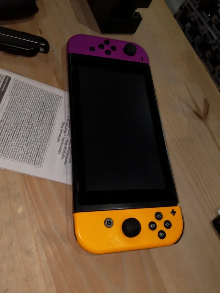 Nintendo Switch V2 Jaune & Violet - photo numéro 7