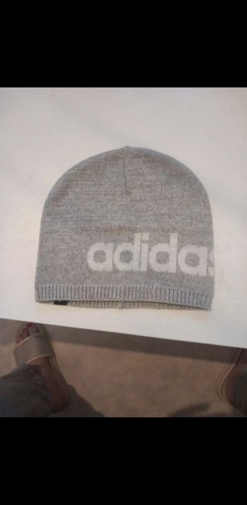 Bonnet Adidas Gris Neuf (Sans Étiquettes) - Style Sportif Décontracté