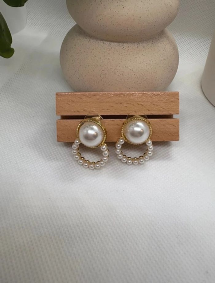 Jolie paire de boucle d'oreille chic perlée - photo numéro 4