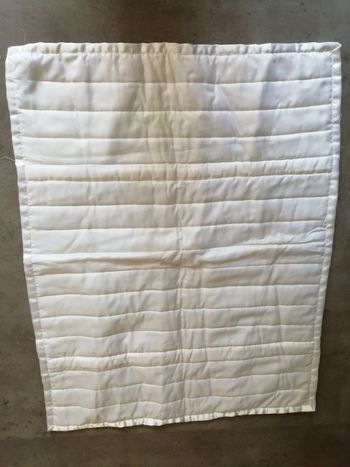 couverture en satin blanche faite par une couturière