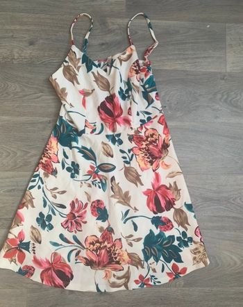 Très jolie robe à fleurs
