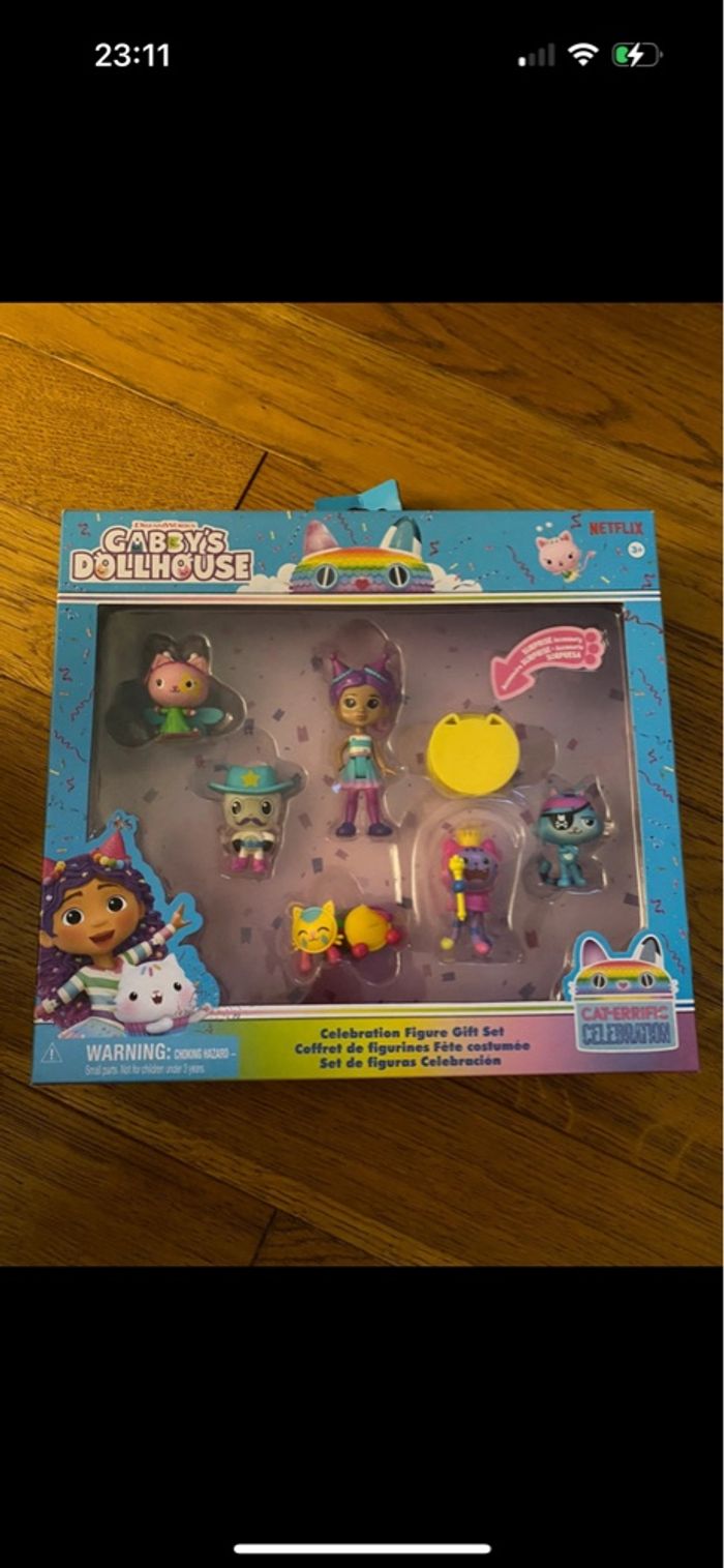 coffret de figurines fête costumée avec 6 personnages et une boîte mystère