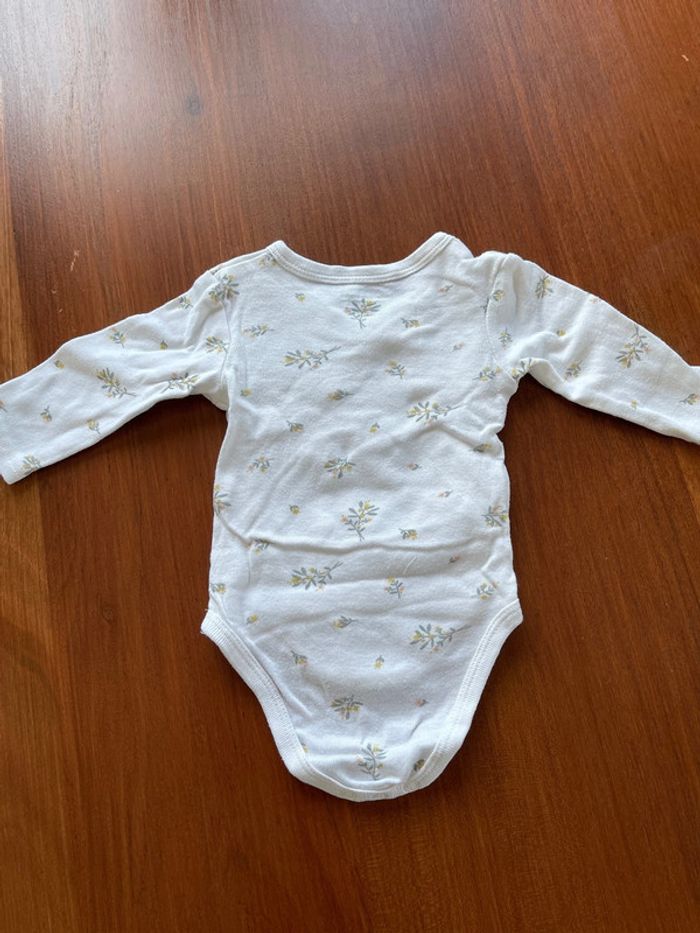 Lot de 2 bodies Kiabi taille 1 mois bon état - photo numéro 4