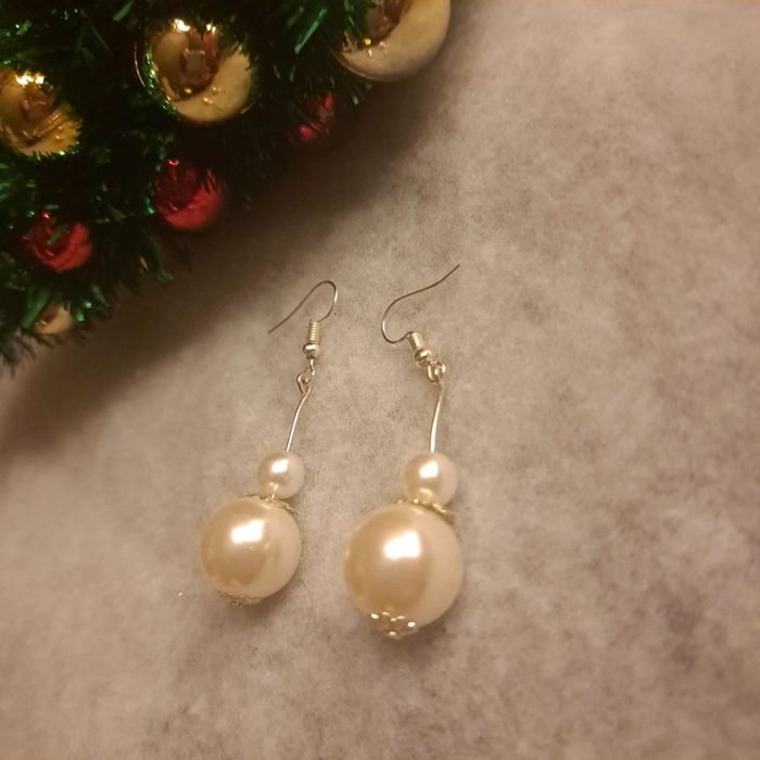 Boucles d'oreilles pendante perles nacré blanche - photo numéro 3