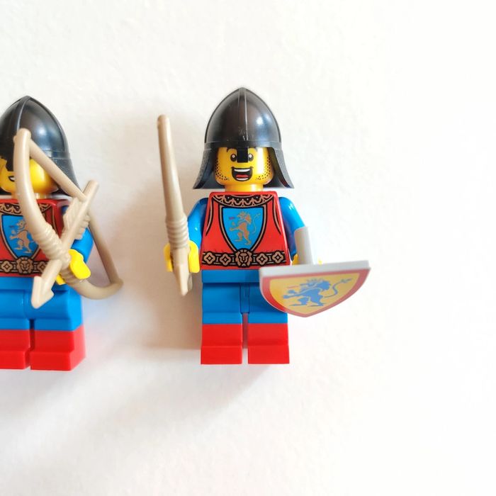 3 chevaliers médiévaux LEGO 🏹 - Excellent état 🌟 - Envoi rapide 🚚💨 - photo numéro 3
