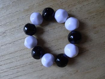 Bracelet boules noir et blanc