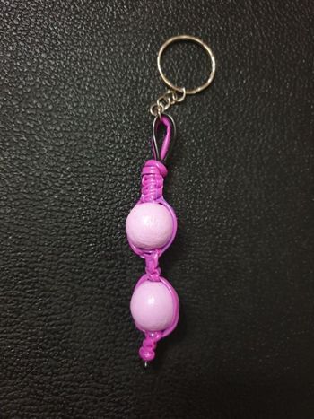 Porte-clés scoubidou rose et noir