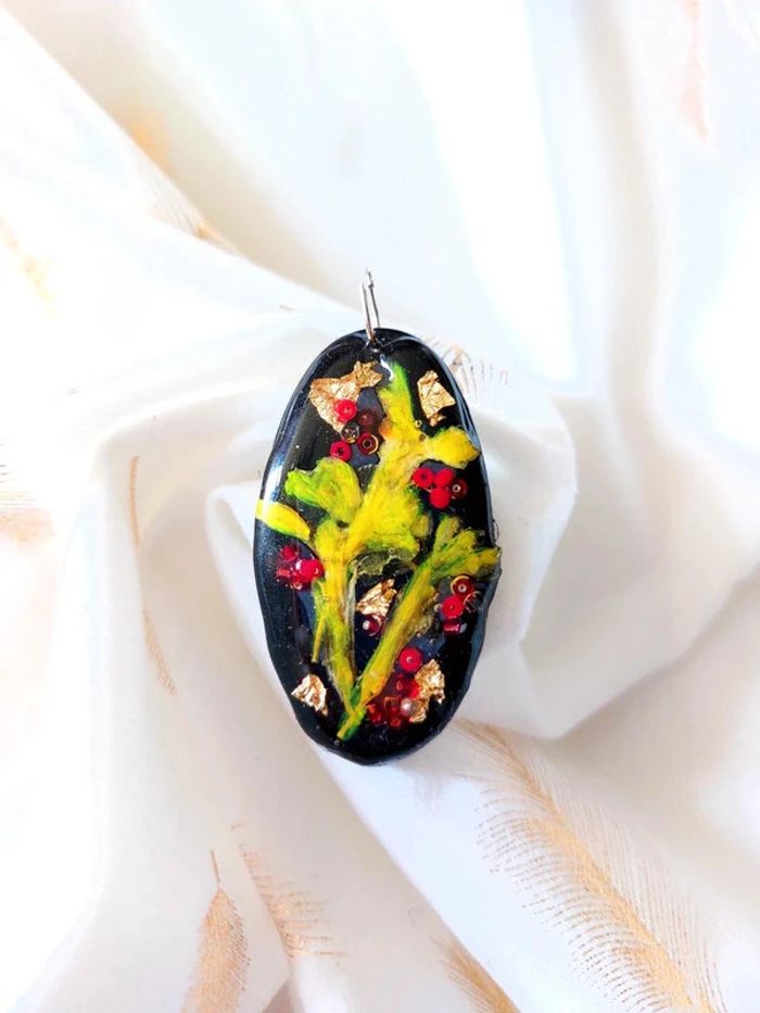 Magnifique pendentif noir avec fleurs et feuilles d'or - photo numéro 2