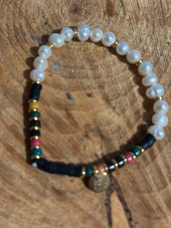 Bracelet grigri perles d’eau douces noires et couleurs réglable finitions acier inoxydable or