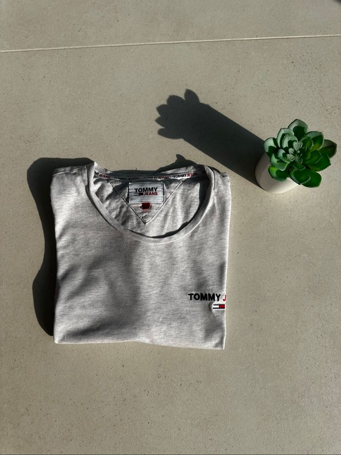 T-shirt Tommy Jeans col rond gris taille L 👕 - photo numéro 2