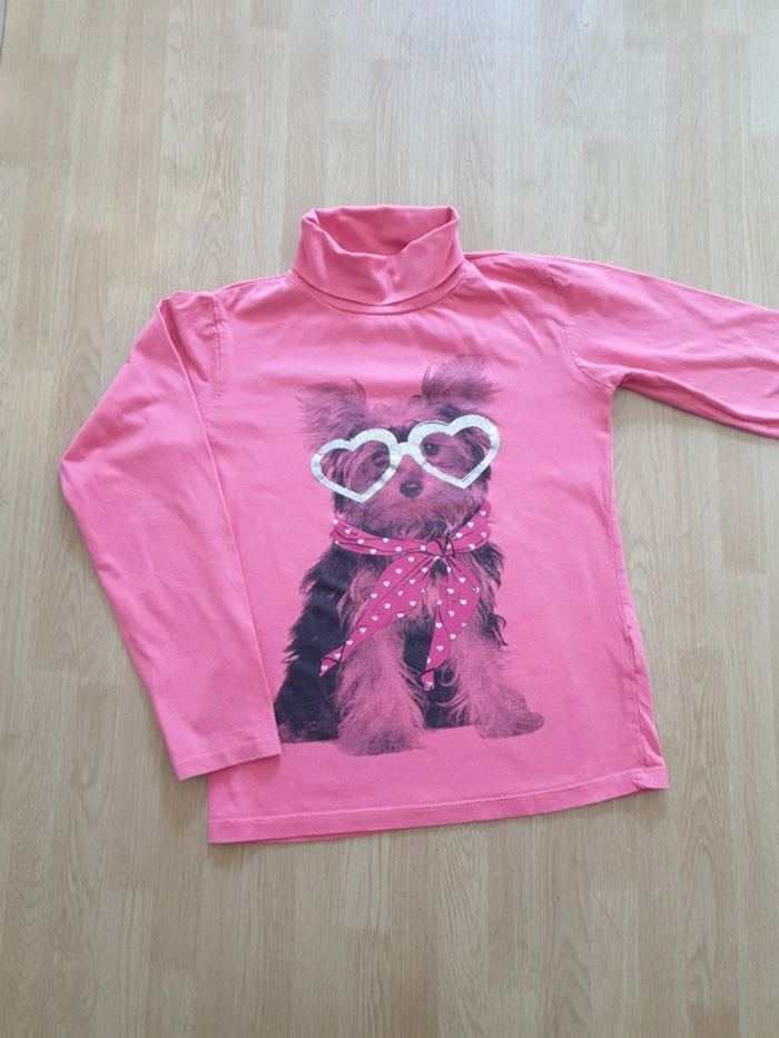 sous pull rose chien avec lunettes