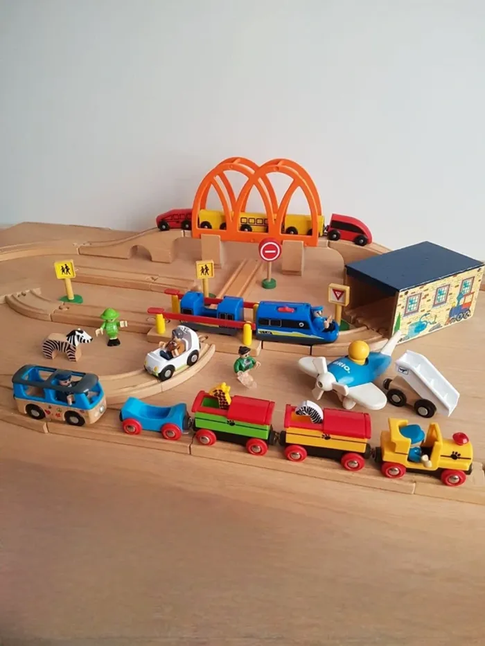 Train en bois Brio, pont orange ikea et rails