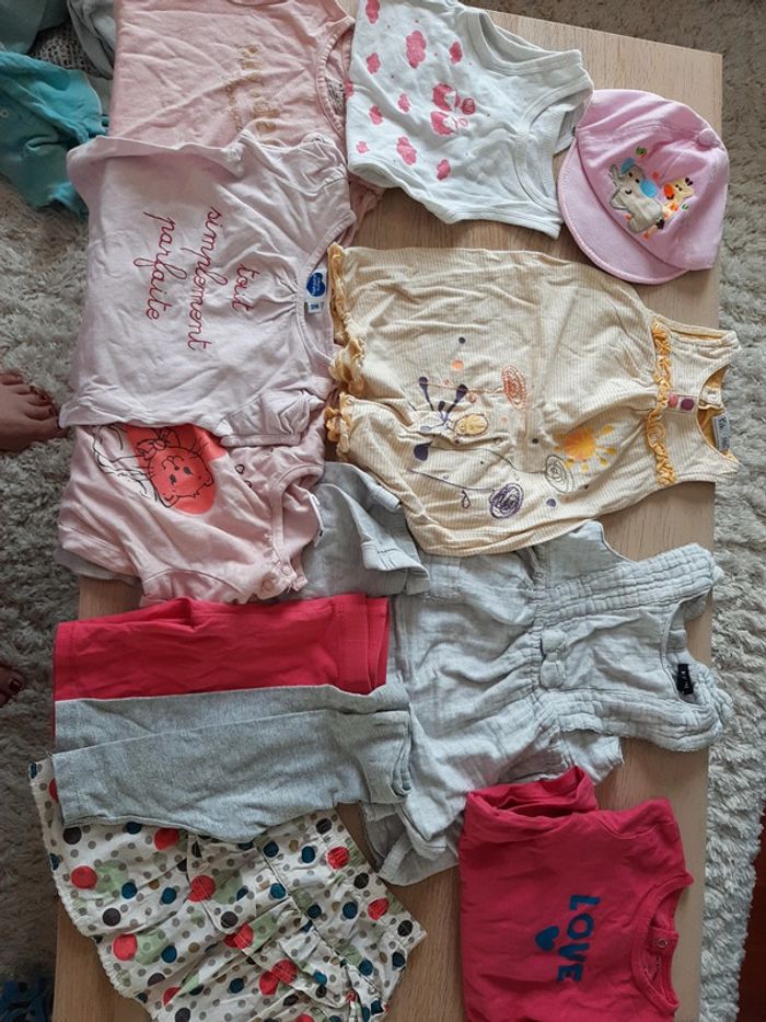 Lot de 12 vêtements taille 9 mois