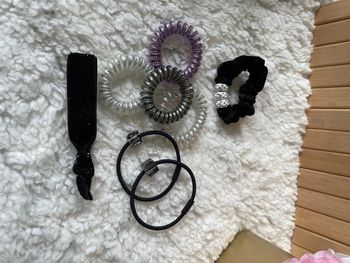 Lot des élastiques pour les cheveux.