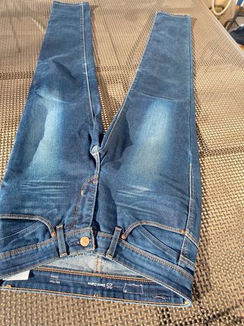 Jean levis  W. 25 L32 demi curve mid rise Skinny.