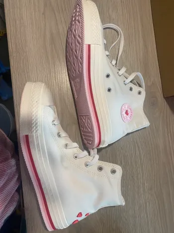 Converses femme neuve avec cœur
