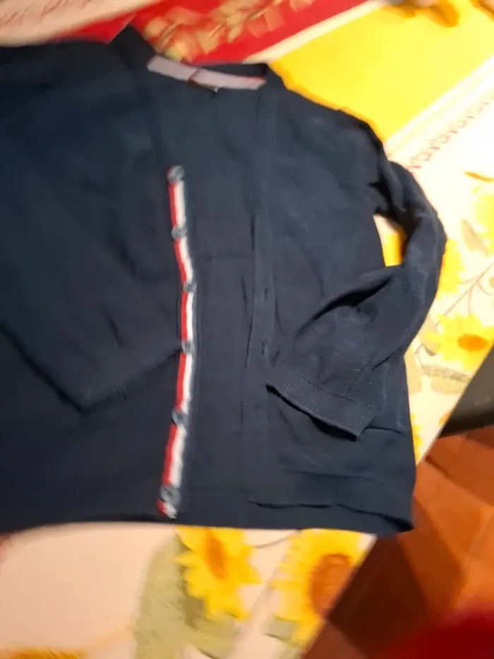 Magnifique gilet garçon a boutons 8ans
