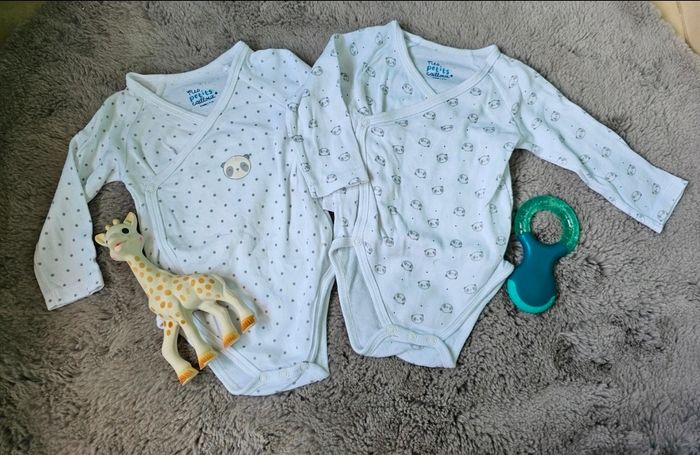 Lot de 2 bodies 9 mois neuf