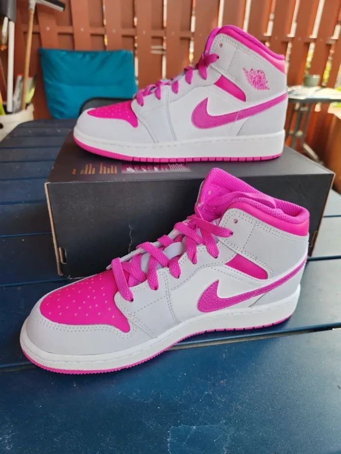 Nike air jordan 1 Mid Taille 38 femme Neuves blanc fuchsia - photo numéro 3