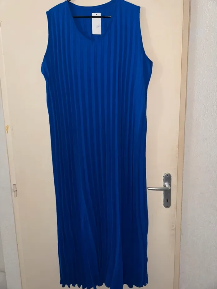 Robe plissée bleu roi neuve taille unique jusqu’à 52