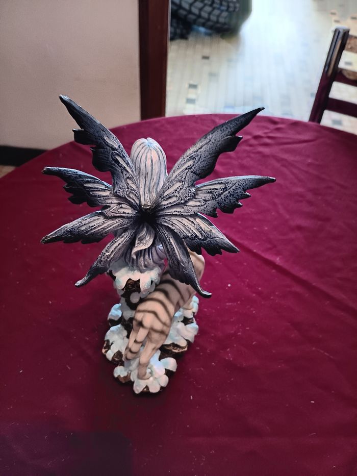 Fée des neiges avec tigre blanc - photo numéro 3