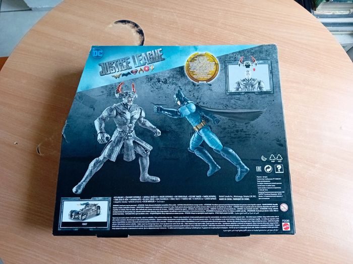 Figurines Steppenwolf et Batman (et la boîte) - photo numéro 4