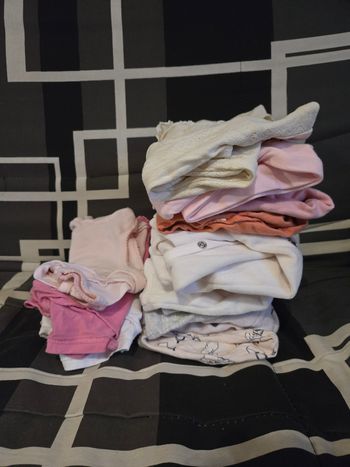 Lot bebe fille pyjama et bodie 6 mois