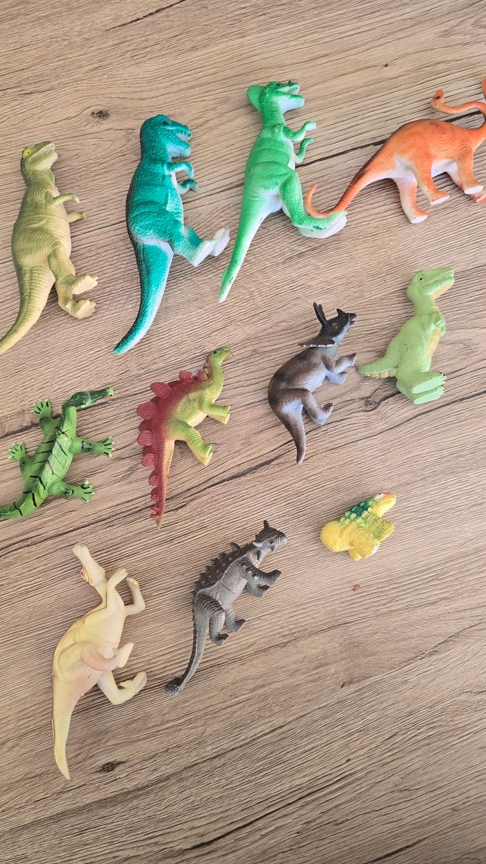 Gros lot de 50 dinosaures