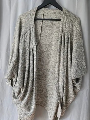 Gilet gris manches chauve souris