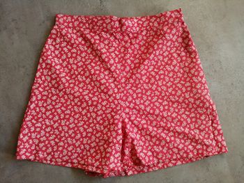 Short rouge imprimé fleurs blanches 36/38 fait par une couturière