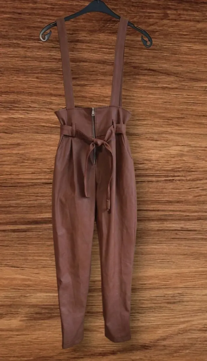 Pantalon taille haute à bretelles – effet cuir marron