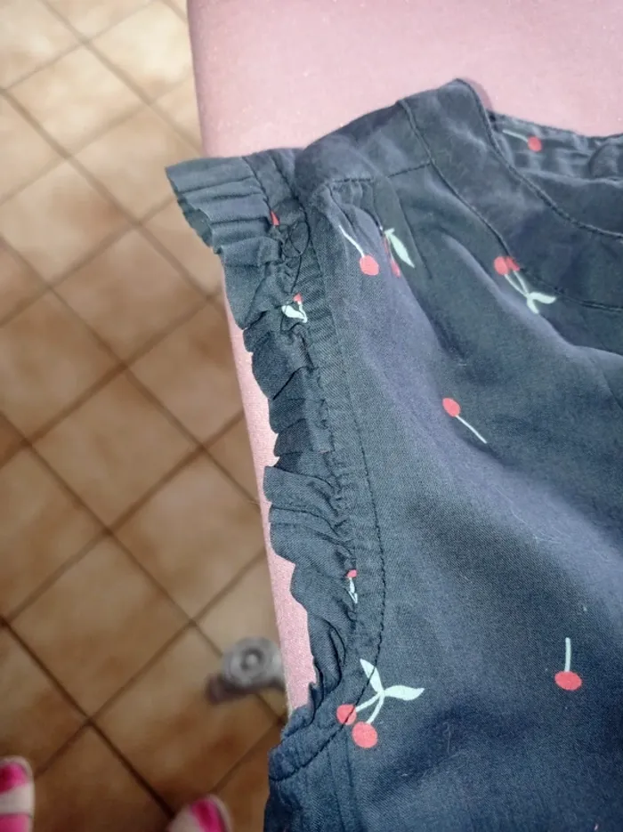 Blouse bleu marine motifs cerises - photo numéro 2