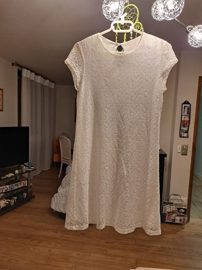 Robe blanche en dentelle
