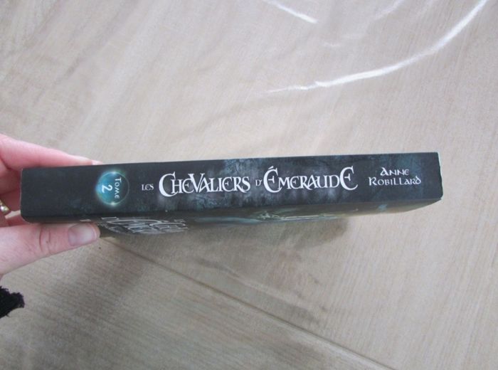 Livre Les Chevaliers d'Émeraude Tome 2 - photo numéro 2