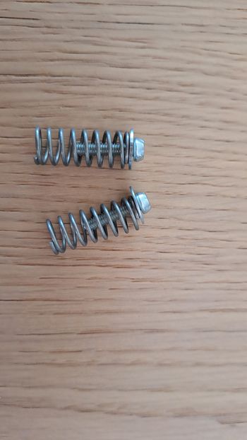 Lot de deux ressorts vis pour fixer la canopee sur cosy cloud q cybex