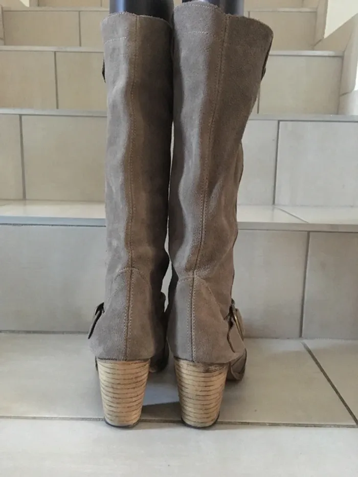 Bottes en cuir (daim) taupe pointure 38 - photo numéro 3