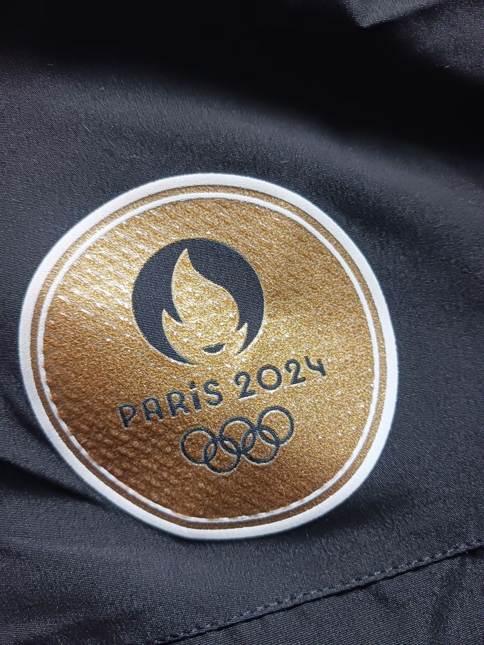 Veste coupe-vent noire logo doré à capuche Le Coq Sportif édition Jeux Olympiques Paris 2024 taille M - photo numéro 8