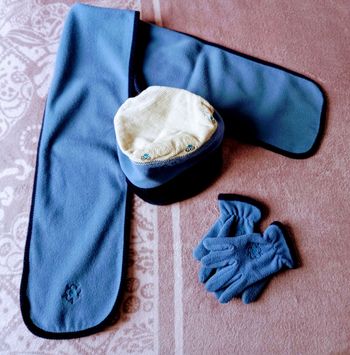 Ensemble bonnet écharpe gants  6 ans