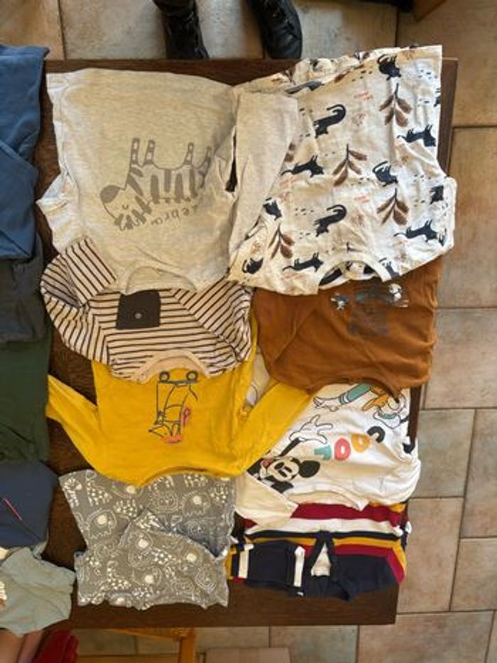 Gros lot de t-shirt en 12 mois